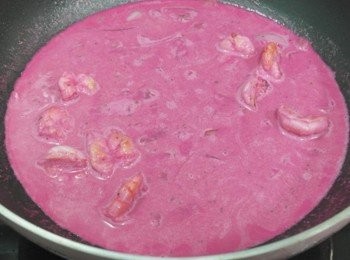 step8: 蝦子全熟後將甜菜根牛奶液倒入~~ 顏色是不是很驚人!!!!