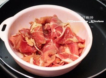 step6: 黑豚肉解凍，加入<span class="group_2">醃料</span>略醃。