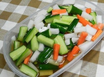 step9: 醃製好後，用白開水洗過兩次，再放入盒子，倒入<span class="group_2">糖醋水</span>，再將空氣吸出，兩個小時後就完成囉!