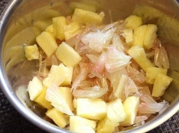 step2: .柚子及菠蘿放入大盆中。