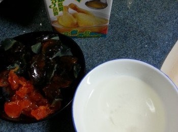 step2: 咸蛋和皮蛋洗淨,皮蛋整個切粒,咸蛋黃切粒,分開咸蛋白備用