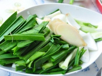 step1: 先準備大蒜段、青蔥段、洋蔥片、嫩薑片