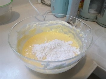 step4: 加低筋粉拌勻待用