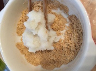 step3: 黃豆粉、肉桂粉混合灑在碟上，待粉團稍涼，倒進黃豆粉上，
