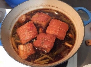 step6: 加入醬油約100克，冰糖一大匙，以及適量水至蓋過肉塊，放入滷包，大火煮滾後後轉小火悶煮約2-3小時