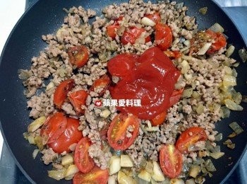 step7: 放入蕃茄醬，拌炒。
