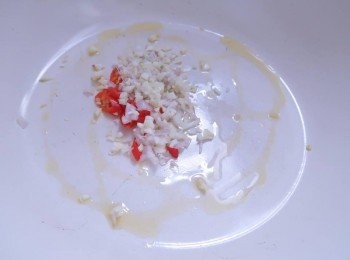 step4: 下蒜蓉，乾蔥，紅椒爆香。