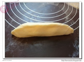 step8: 塗上蛋液, 唧兩條墨西哥油, 放白芝麻。