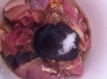 step2: 將雞腿洗淨切塊，加入醃料A【食水除外】,醃製10分鐘。