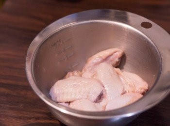step1: <a href="https://bit.ly/3zHU5V3" target="_blank" data-keyword="雞翼" class="guide-link"><strong>雞翼</strong></a> <span style="display:inline-block;vertical-align:middle;margin-top:-3px;color:initial;border-radius:3px;padding:2px 3px;font-size:12px;line-height:14px;background:#87d300;color:#fff;">即買</span> 解凍印乾水後，用醃料拌勻，其中生粉最後才拌入。放入雪櫃內至少 1 小時至入味 (可醃過夜)