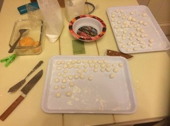 step2: 糯米粉加水加糖搓成團，水滾後，用手搓成小波波放入。如果浮起即熟。撈起後浸冰水，用時瀝乾水即可。