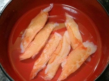step3: 蟹柳解凍，洗淨。