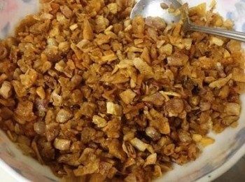 step1: 圓糯米洗淨後用蓋過米量的水浸泡4小時,如用長糯米則泡約5-6小時。 蝦米和香菇洗淨後用冷水分開浸泡到軟;蘿蔔乾洗淨後泡水稀釋鹹味，泡到吃起來最後還有點鹹度即可瀝乾切塊。紅蔥頭去皮切厚片備用，豬板油請攤販用較粗的絞肉機絞過ㄧ次，小火榨出油，榨到豬油帶一點黃金色就可以下紅蔥頭炸到開始上色便可撈起備用。