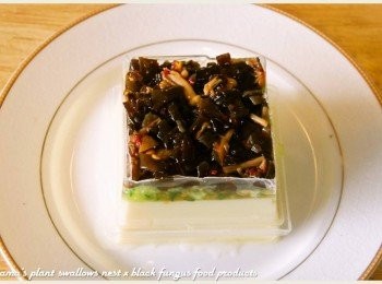 step4: 紅椒麻辣黑菇醬自玻璃罐中夾出後，用菜刀剁碎，平舖疊放在小黃瓜丁的上層。