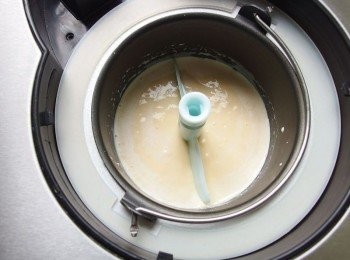 step9: 將鮮奶油及榴槤蛋奶醬汁混合均勻,放入冰淇淋專用容器裡製作成冰淇淋。亦可用保鮮盒裝入冰淇淋液冷凍每半小時,再用叉子刮鬆(反覆多次,直至冰淇淋蓬鬆細緻的口感)。