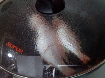 step3: 把鑊燒紅下油，待鑊和油再次燒紅後才下紅衫魚，蓋上鑊蓋，直至魚煎至金黃色才把魚反轉至另一面。