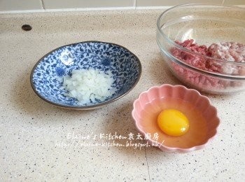 step5: 煮茄醬期間將剩餘半個洋蔥切細粒 , 雞蛋打出備用
