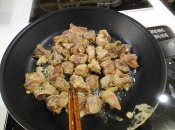 step4: 熱油，溫度170度，中小火炸約3分鐘撈起瀝油等待二次油炸。取出的雞肉塊靜置1~2分鐘， 待油鍋溫度升高至180。c時，將取出的雞肉塊再放回油鍋炸1分鐘。