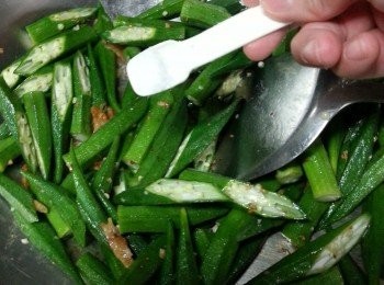 step4: 落秋葵炒勻後加半茶匙鹽調味