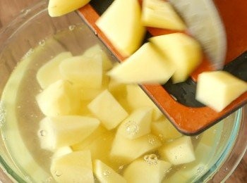 step1: 把薯仔去皮洗淨，切成一口大小後，放進清水中浸泡約30分鐘。