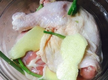 step1: 雞腿洗淨抹乾，加入<span class="group_2">醃料</span>拌匀醃最少30分鐘。乾䓤及芫茜切碎備用。