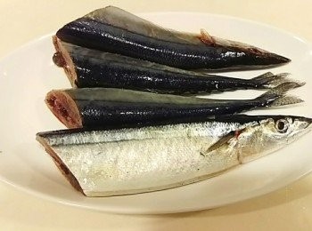 step2: 秋刀魚斜切兩段  料理時更好入味且更快煮熟