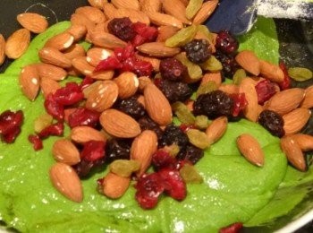 step5: 完全混合後，將果乾與杏仁加入，使糖塊完整結合。