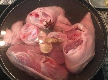 step1: 豬腳略洗後與薑塊、八角ㄧ起放入冷水中，並倒入半杯米酒，用中小火慢煮，將雜質和污血煮出。