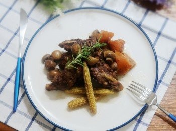 step7: 在<span class="group_3">調味</span>上我不做明確標示，
主要是各家口味不盡相同，可能使用搭配<span class="group_1">材料</span>也不太一樣，
所以請依自家喜好為準，用嘴巴試試最實際。
另外喜歡醬汁濃稠些可在事後略為收乾，
或搭配上番茄糊增加濃郁口感。
紅酒份量也可依需求酌量增減的😊