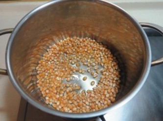 step2: 倒入食用油小火熱鍋．均勻讓玉米粒浸到油脂