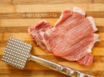 step1: 先將里肌肉斷筋後用肉槌拍打。