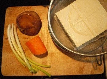 step1: 板豆腐先取出放於篩網上以東西重壓(讓多餘水分壓出)香菇、紅蘿蔔、蔥白切細末備用