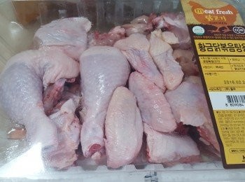 step1: 韓國超市有斬件雞售賣，雞洗淨，用調味料醃雞件30 分鐘。

易潔鑊不用放油，煎雞件時，皮向下略煎，把切好的洋蔥，馬玲薯也放下炒。

韓式煮法不用先炒洋蔥和先炸馬玲薯。