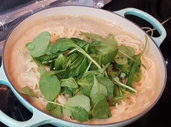 step7: 將菠菜及粟米粒加入意粉中，拌勻即可。