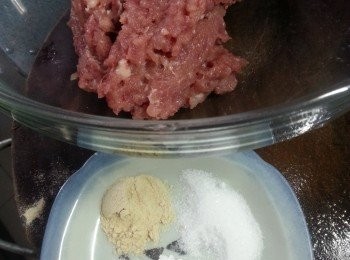 step1: 先將剁好瘦肉,落鹽.胡椒粉.生粉攪至起膠
