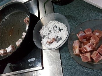 step2: 用少許油起鑊，將醃好的肉倒去多餘的汁，再沾上生粉，用半煎炸方式將排骨四邊煎至金黃熟透，取出待用（沾生粉動作必須於煎時才做）