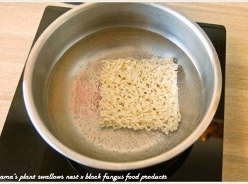 step2: 煮一鍋熱水，加點鹽以藉此增加麵條的Q度，再放入麵條煮熟。