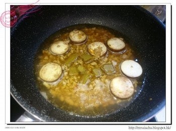 step5: 加入雞湯、水及咖哩磚, 中火煮滾後煮3-4分鐘。