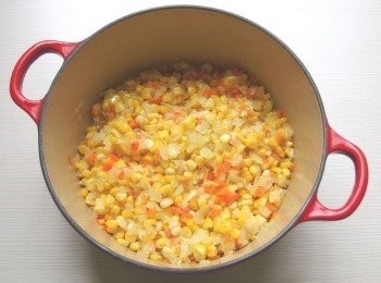 step4: 依序加入玉米粒及胡蘿蔔丁一起拌炒至熟(蔬菜經過翻炒煮熟,可將甜味釋出)