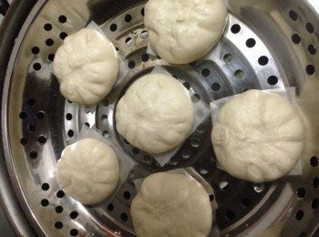 step8: 蒸鍋中放水並微微加熱至手摸不燙的程度（約38-40度）關火，把蒸籠放入，蓋上鍋蓋再發30-40分鐘至包包發得非常蓬鬆的感覺。