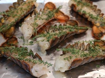 step1: 龍蝦做法：
<a href="https://bit.ly/3CaaqmB" target="_blank" data-keyword="龍蝦尾" class="guide-link"><strong>龍蝦尾</strong></a> <span style="display:inline-block;vertical-align:middle;margin-top:-3px;color:initial;border-radius:3px;padding:2px 3px;font-size:12px;line-height:14px;background:#87d300;color:#fff;">即買</span> 洗乾淨，用廚紙印乾, 沿邊的殼用剪刀剪開，灑上鹽及胡椒粉醃一會, 龍蝦放在焗盤上，淋上橄欖油及放上百里香
** 預熱焗爐 200度，焗 15分鐘 **