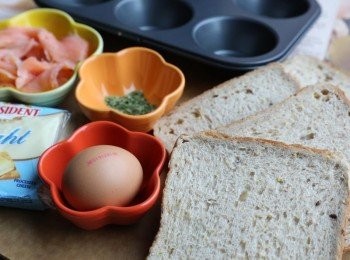 step1: 預熱焗爐至200度。 麵包切邊備用。