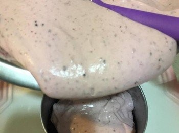 step10: 然後將忌廉倒入餅模內，掃平表面戥下個碟，放入冰箱冷藏30分鐘便可