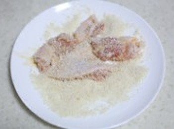 step5: 將麵包糠放在一個大盤裡，把掛了糊的雞腿肉放在盤裡蘸取麵包糠，兩面都要蘸均勻。