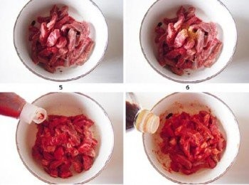 step3: 繼續倒入料酒和番茄醬。倒入醬油，攪拌均勻後用手輕輕地給牛肉做個按摩，使其更入味。最後倒入澱粉，攪拌均勻後靜置15分鐘。