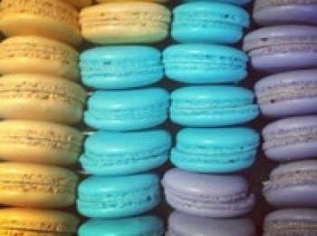 step12: 草莓餡兒：50g草莓巧克力切小塊隔水加熱融化，我還貪心加了點新鮮草莓進去，還加了50g黃油，酸酸的中和甜味