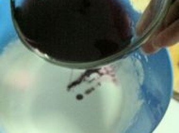 step5: 藍莓果醬加入打發好淡奶油中，翻拌均勻