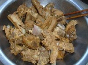 step4: 煮好的排骨控淨水分，放入盆中，用料酒，生抽，老抽，二勺香醋醃漬20分鐘。