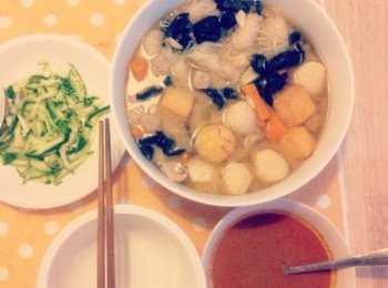 step2: 冬瓜去皮切塊，山藥切斷，娃娃菜海帶凍豆腐魔芋等喜歡的食材放入鍋中煮20分鐘，撈出裝碗加適量<span class="group_2">湯底</span>，然後淋上甜辣醬(蕃茄醬加少許辣椒醬)即可