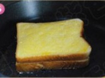 step6: 放到融化了黃油的煎鍋中，小火慢煎。多翻面，保證受熱均勻